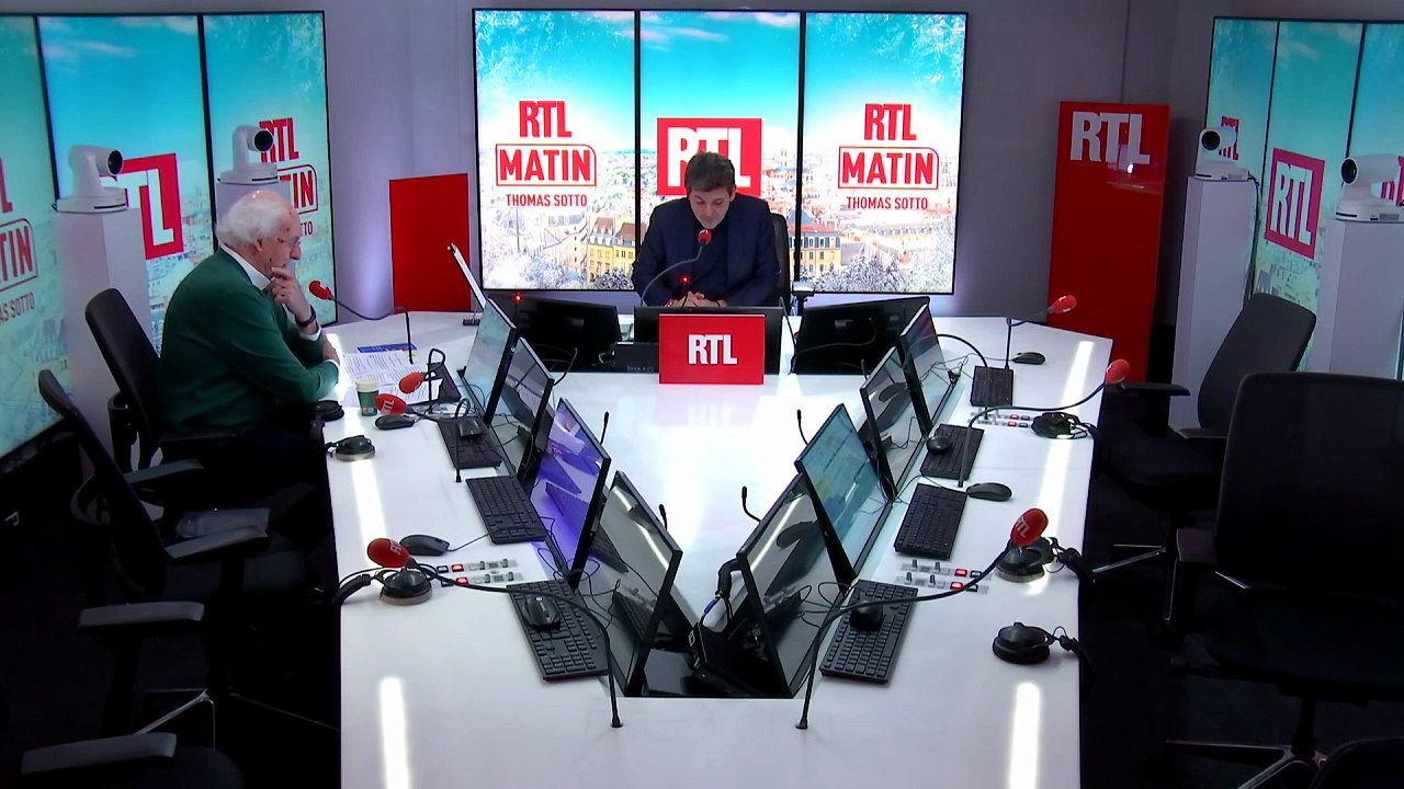 Roger-Pol Droit : "On parle plus ces jours-ci du Père Noël que de Poutine, de Trump, de Macron ou même de Sarkozy"