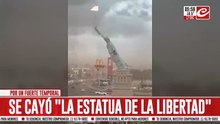 Temporal y destrozos: Estatua de la libertad se desploma en medio de la avenida