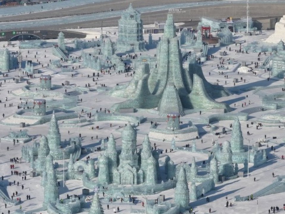 Gigantischer Schneemann eröffnet größten Eis-Freizeitpark der Welt