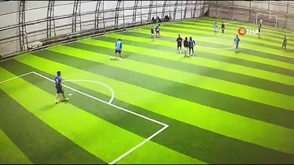 Halı sahadaki tekme tokatlı kavga kameraya yansıdı