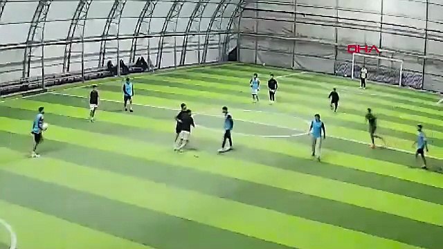 Halı saha boks ringine döndü! O anlar kamerada