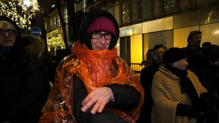 2017 – Johnny Hallyday : le 8 décembre, des fans dorment dehors pour lui rendre hommage (CL News)