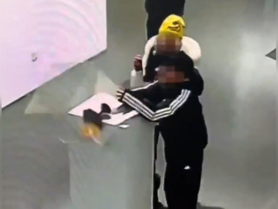 Schreck im Museum: Kind stößt Goldkrone von Sockel