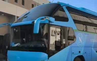 Il bus del Napoli lascia l'Al Riyadh Club dopo la rifinitura con mister Conte VIDEO