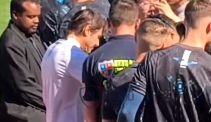 Conte cuore d'oro, firma autografi ai tifosi azzurri all'Al Riyadh Club VIDEO