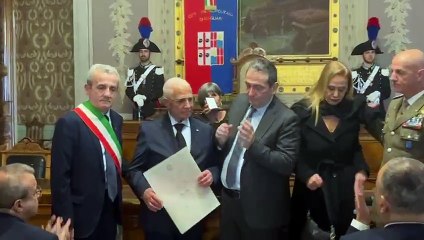Silvio Olla ucciso a Nassiria, la commozione del padre mentre riceve la medaglia d'oro