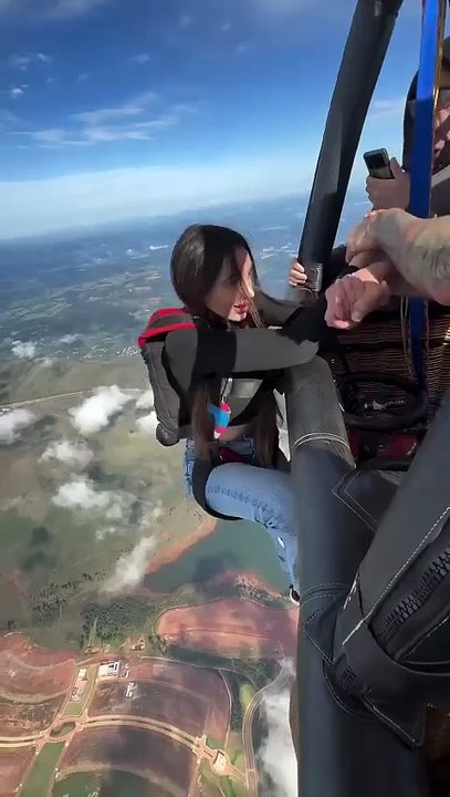 Video girl sky