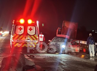 Choque múltiple provoca volcadura y deja dos heridos en Escobedo