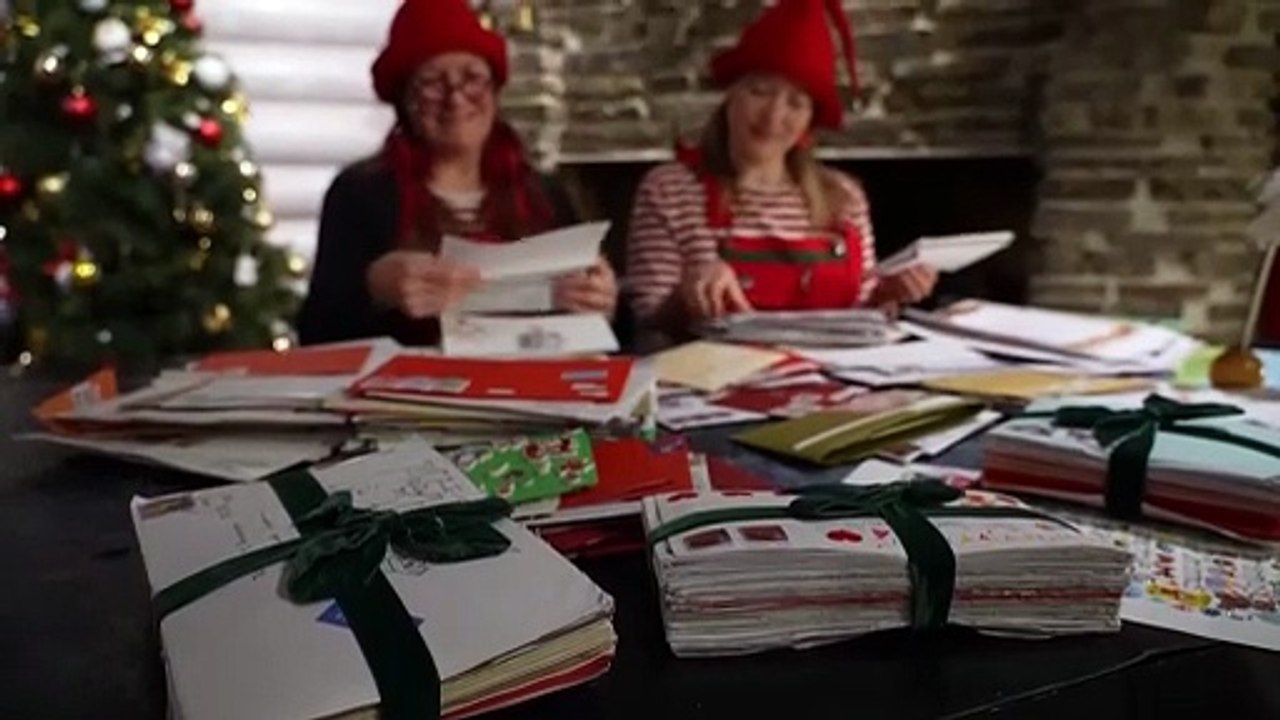 Z Laponii Święty Mikołaj przygotowuje się do dostarczenia prezentów na całym świecie