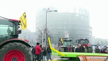 "No al Mercosur", protesta degli agricoltori davanti a Europarlamento
