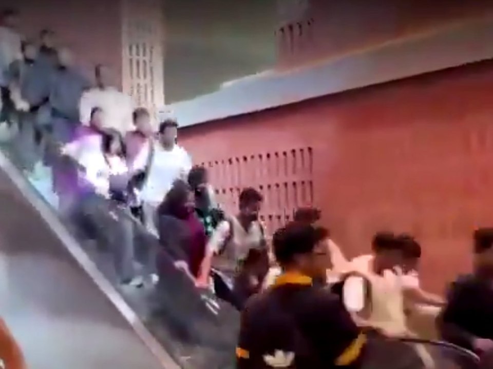 Rolltreppe beschleunigt plötzlich und löst Panik aus