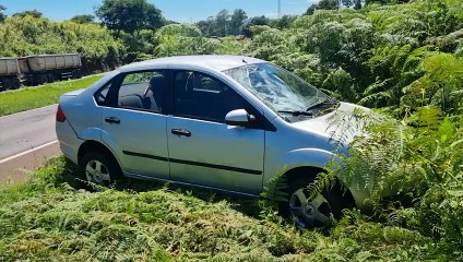Fiesta capota e motorista fica ferida na BR-163, em Cascavel