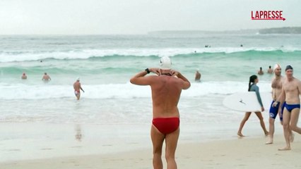Sydney, a Bondi in 200 organizzano una nuotata per omaggiare le vittime dell'attentato