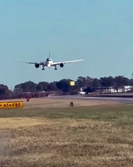 Regardez les images impressionnantes d'un Airbus A350 qui ne parvient pas à réussir son atterrissage à l'aéroport d'Atlanta et qui reprend son vol in extremis