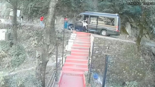 Autobus fuori controllo sull’Himalaya: passeggeri in fuga mentre il mezzo scivola verso il burrone