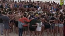 Australian beachgoers mourn victims of Bondi Beach mass shooting.