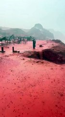 🌊 Quand la mer devient rouge : spectacle naturel à Hormuz  Le 17 décembre 2025, de fortes pluies ont transformé la célèbre Red Beach de l’île d’Hormuz (Iran) en un décor irréel.