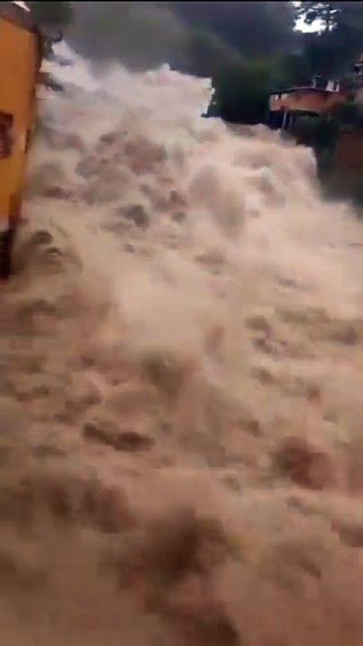 🌧️ Brésil | Des pluies diluviennes frappent Petrópolis, la ville en alerte maximale  De fortes pluies ont provoqué ce mardi des inondations destructrices à Petrópolis, dans la région serrana de l’État de Rio de Janeiro.