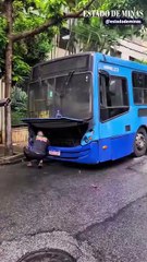 Ônibus pega fogo em bairro de BH