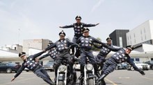 Policías realiza acrobacias durante desfile