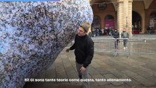 L'artista Nimrod Weis spiega l'installazione 'Ivagumi-Dismisura'