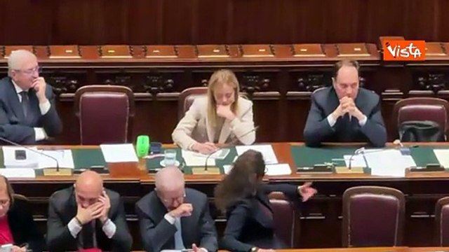 Meloni prende appunti durante intervento Conte in Aula alla Camera