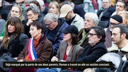 Roman de Kermadec, le petit fils de Jane Birkin, réapparaît pour honorer sa grand-mère : sa compagne actrice et leur fils à ses côtés