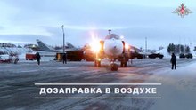Su-24M-bemanningen oefenen bijtanken in de lucht onder poolnachtomstandigheden