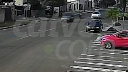 Motociclista fica ferida após batida com carro em Cascavel; veja