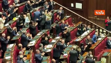 Deputati FdI abbracciano Bignami, dai banchi Pd gridano "Fuori, fuori"