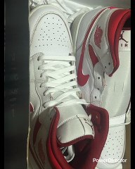 SU MAJESTAD MJ ESTÁS ZAPATILLAS LAS TUVE EN MI JUVENTUD Y OTRA VEZ LAS COMPRÉ PERO ESTA VEZ SON UN NÚMERO MÁS CHICO