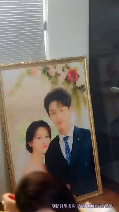 After transmigrating as a cannon fodder, I was pampered like a treasure by the aloof CEO.