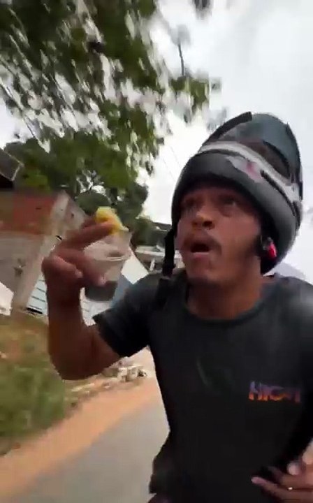 Eux ils aiment le risque... manger debout sur la selle de la moto