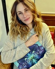 🚨 ϻ | 🇺🇸Julia Roberts, 58 ans, rayonne sans maquillage 🌟 La superstar Julia Roberts publie un selfie Instagram sans maquillage pour soutenir le livre Natura Sacra de son ami photographe — et sa peau apparaît incroyablement jeune et lumineuse ✨💁‍♀️.