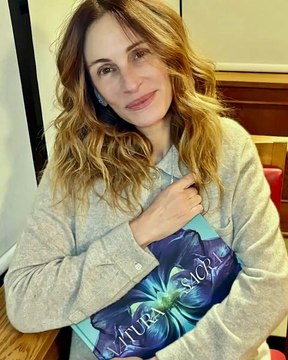 🚨 ϻ | 🇺🇸Julia Roberts, 58 ans, rayonne sans maquillage 🌟 La superstar Julia Roberts publie un selfie Instagram sans maquillage pour soutenir le livre Natura Sacra de son ami photographe — et sa peau apparaît incroyablement jeune et lumineuse ✨💁‍♀️.