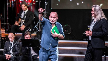 Maurizio Battista, il nuovo spettacolo «Uno, nessuno, centomila» al Teatro Olimpico. Vizi e debolezze strappano risate