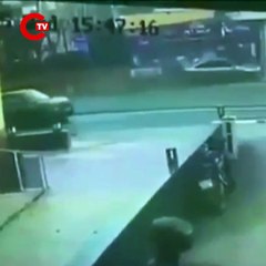 Şişli'de otomobilin yayaların arasına daldığı anlar kamerada