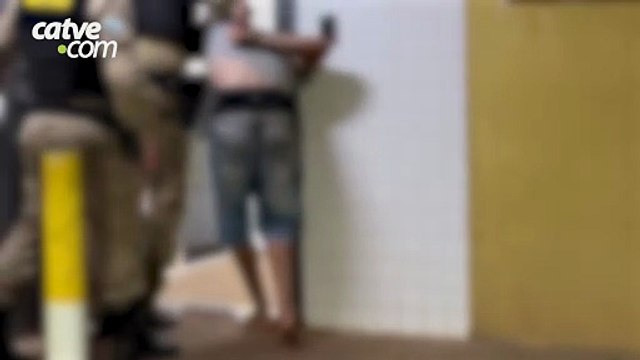 Homem é detido por agredir companheira após tentativa de fuga no bairro Periolo