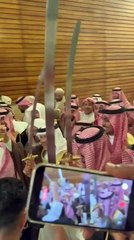 محمد عبده يحتفل بزفاف نجله ويشعل الحفل بالغناء والرقص