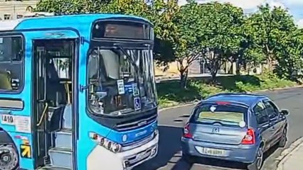 Mette alla prova la pazienza dell’autista del bus: la reazione fa il giro del web