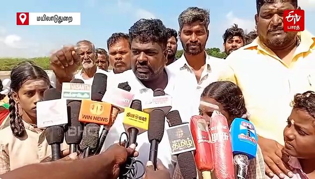 மூங்கில் பாலத்தை ஆபத்தான முறையில் கடந்து செல்லும் மாணவர்கள்
