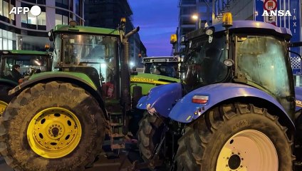 Bruxelles, gli agricoltori protestano con i trattori durante il vertice UE
