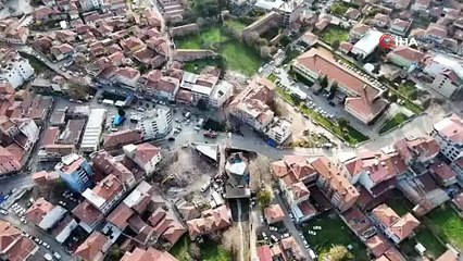 Yıkım sırasında enkaz altında kalmaktan saniyelerle kurtuldular