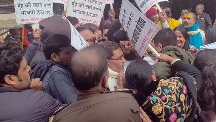 नेशनल हेराल्ड मामला; मथुरा में कांग्रेस कार्यकर्ताओं की पुलिस से झड़प, वाराणसी में 12 कार्यकर्ता हिरासत में