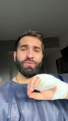 Kendji Girac blessé à la main et pris en charge par les médecins, il raconte en story sur Instagram.