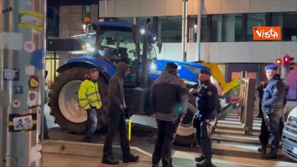 Gli agricoltori protestano con i trattori a Bruxelles al Consiglio Ue contro Mercosur e nuova Pac