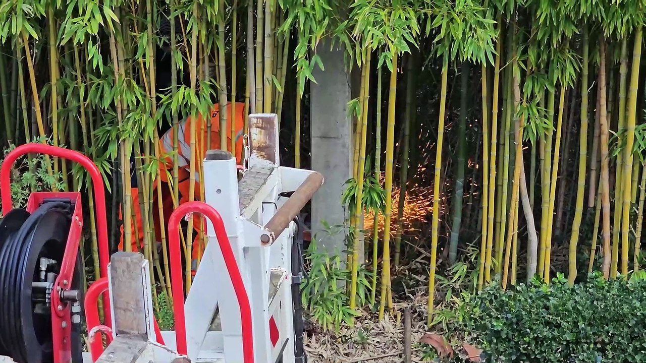 Poteau ligne 20 000V tronçonné et enlevé