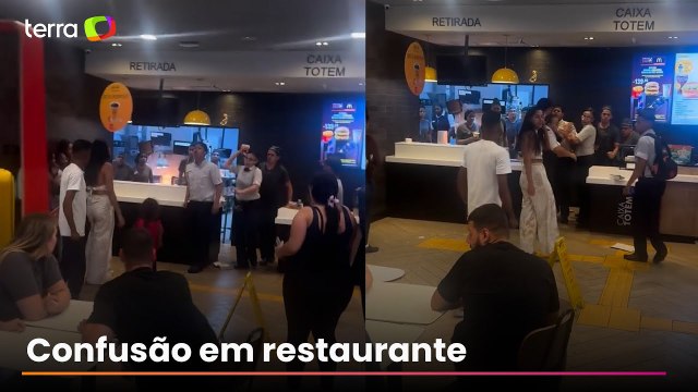 Funcionários e clientes trocam socos e fazem 'guerra de comida' em briga no McDonald's
