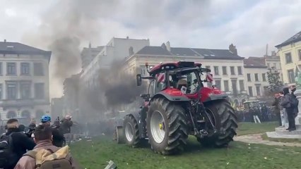 Trattori davanti al Parlamento europeo, lancio di pietre e fumogeni