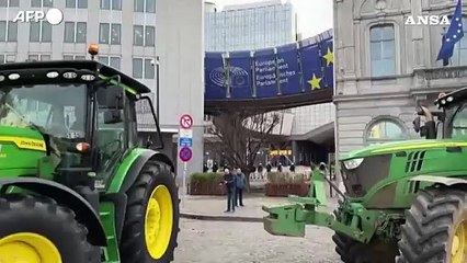 Migliaia di agricoltori in corteo, strade bloccate al quartiere Ue di Bruxelles